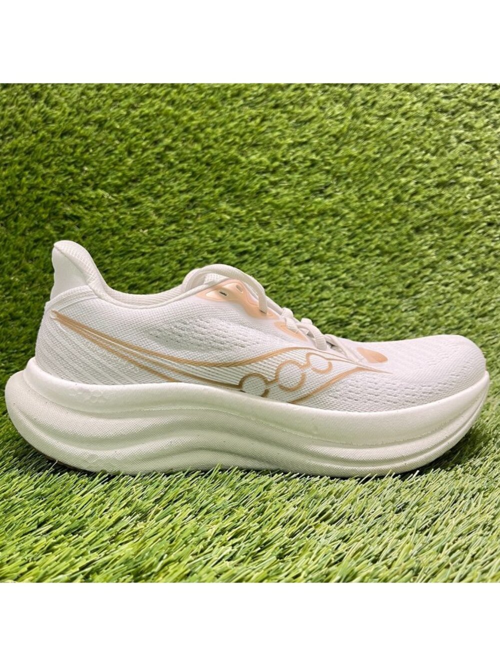 Saucony Triumph 23 Womens Size 8.5 White Gold Athletic Running Shoes Sneakers
